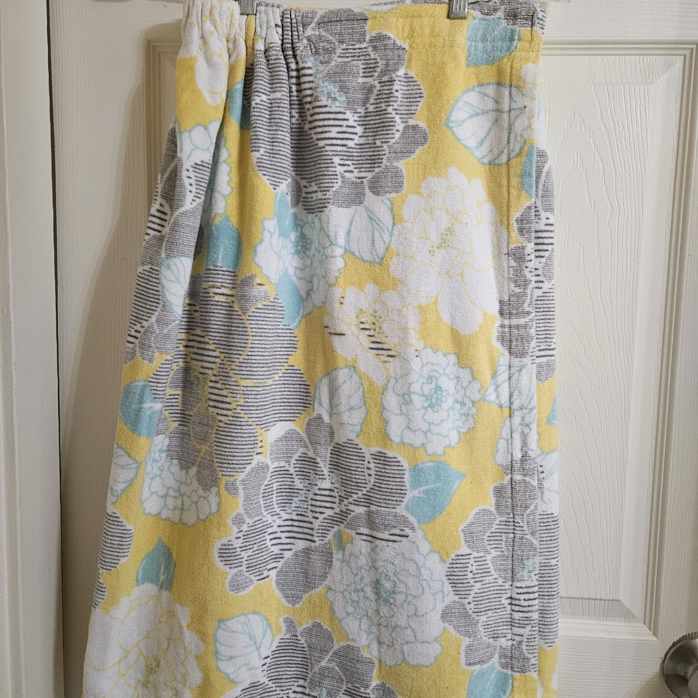 Room Essentials Yellow and Gray Floral Robe